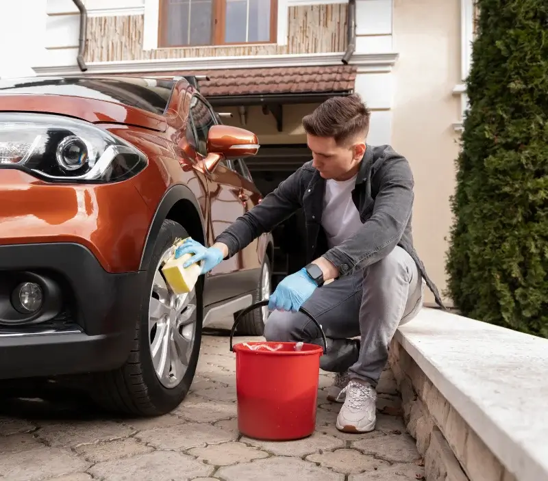 Lavage auto à domicile Castelreng : professionnel intervenant sur un véhicule